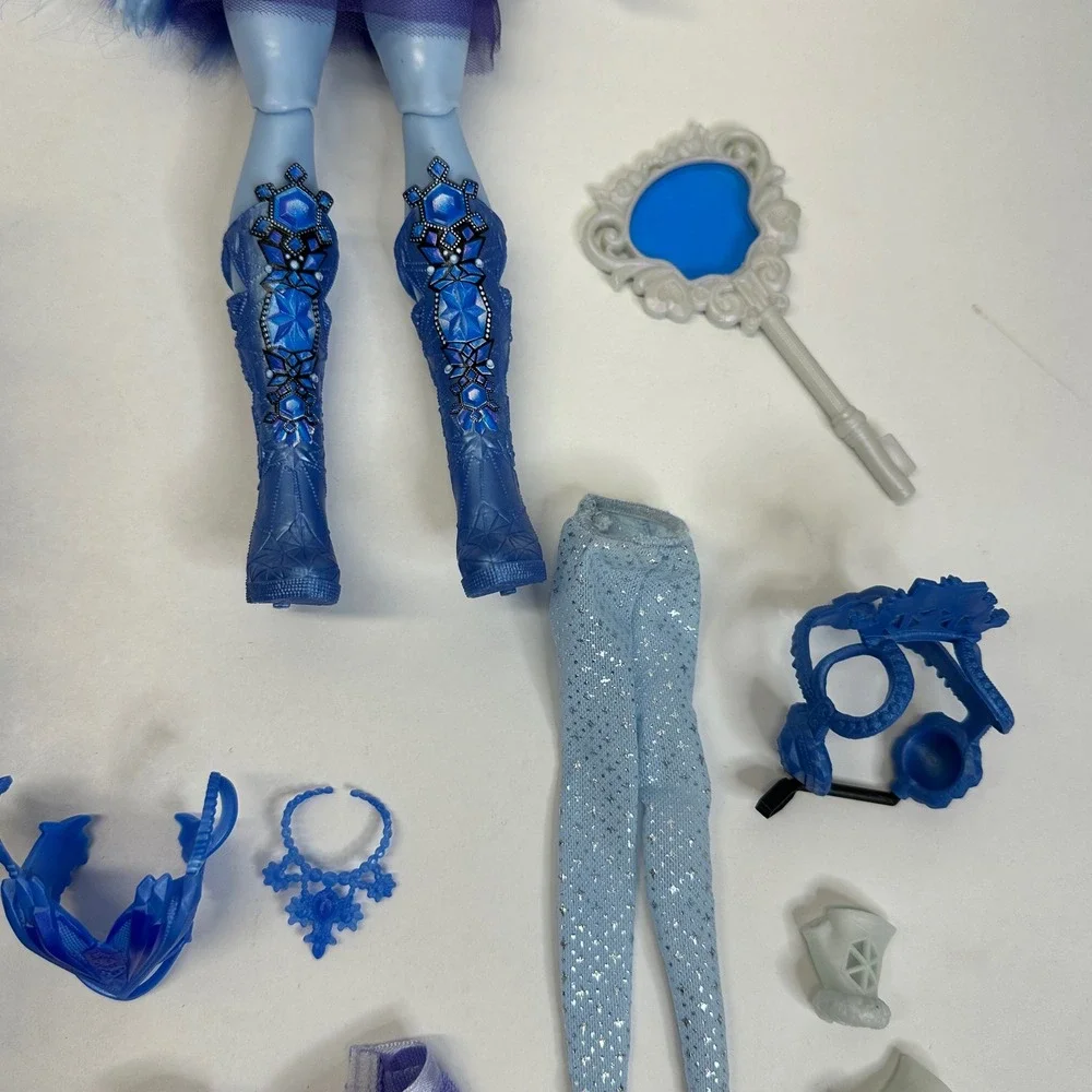 Monster High Skulltimate Secrets Abbey Bominable G3 Doll & Coffin Locker Set